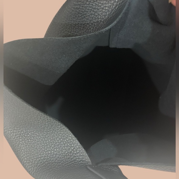 Isa - Classic Black Leather Shoulder Bag - Picture 5 of 7